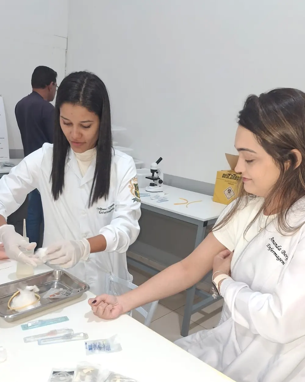 Alunas de Enfermagem da Unopar Ituiutaba em aula prática de laboratório