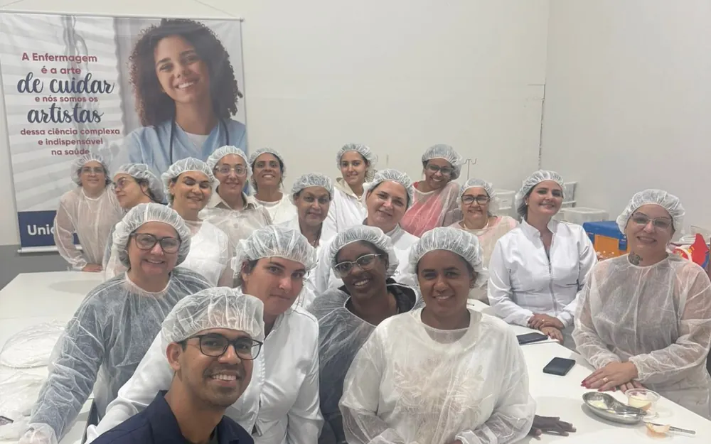 Turma real de Enfermagem da Unopar Ituiutaba no laboratório da unidade