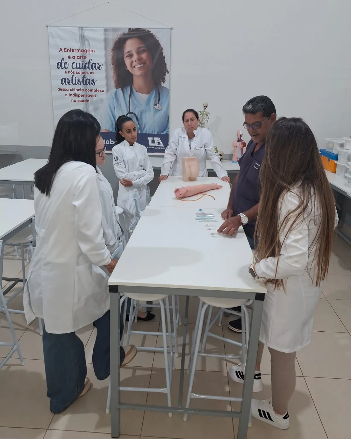 Turma real da Unopar Ituiutaba reunida na unidade